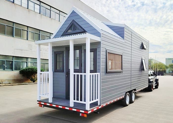 EU/AU/USA Standard Prefabricated Modular Home Tiny Home On Wheels With Three Bedrooms In A Backyard