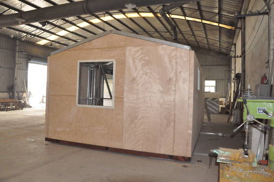Modern Flat Roof Prefabricated House, Pre-Built Homes Fireproof Mobile Home 40 Hq Container Laminate Floor