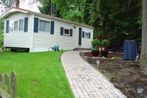 Light Steel Frame Custom European Prefab White Mobile Homes  / Colorbond Roofing With Moistureproof / Wooden Cladding